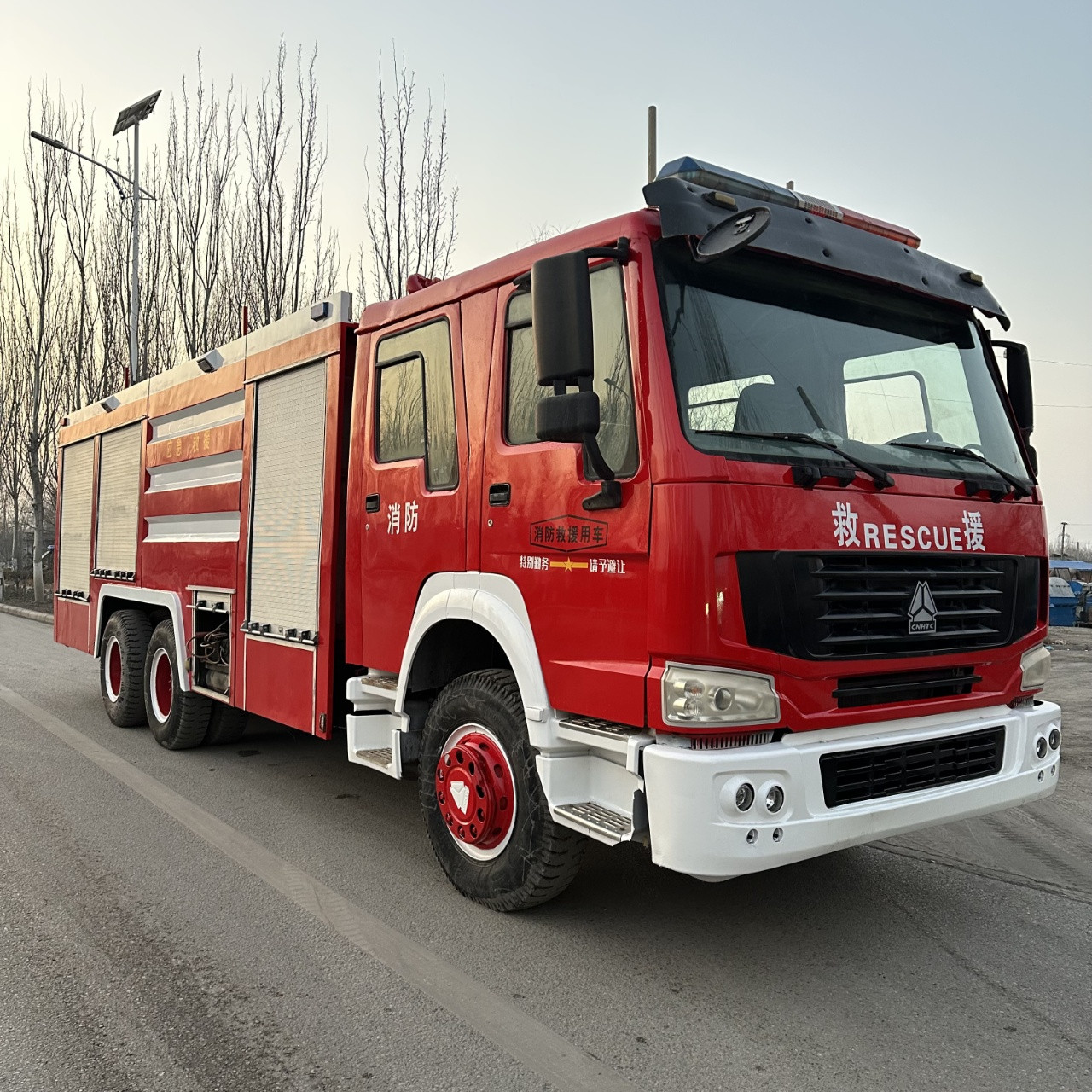 Camion de pompiers Howo 8x8 neuf et haut de gamme, fabriqué par Hubei Yunhe Fire Equipment Co., Ltd - Voiture d'occasion