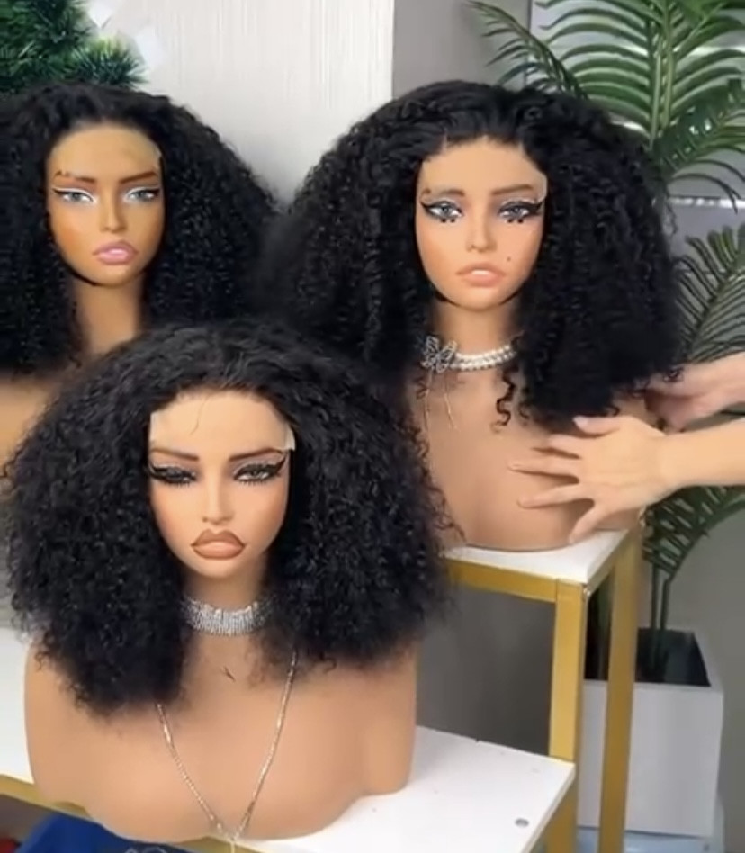 Perruque curly frontale en dentelle – Coupe carrée bouclée, noire, courte avec raie au milieu